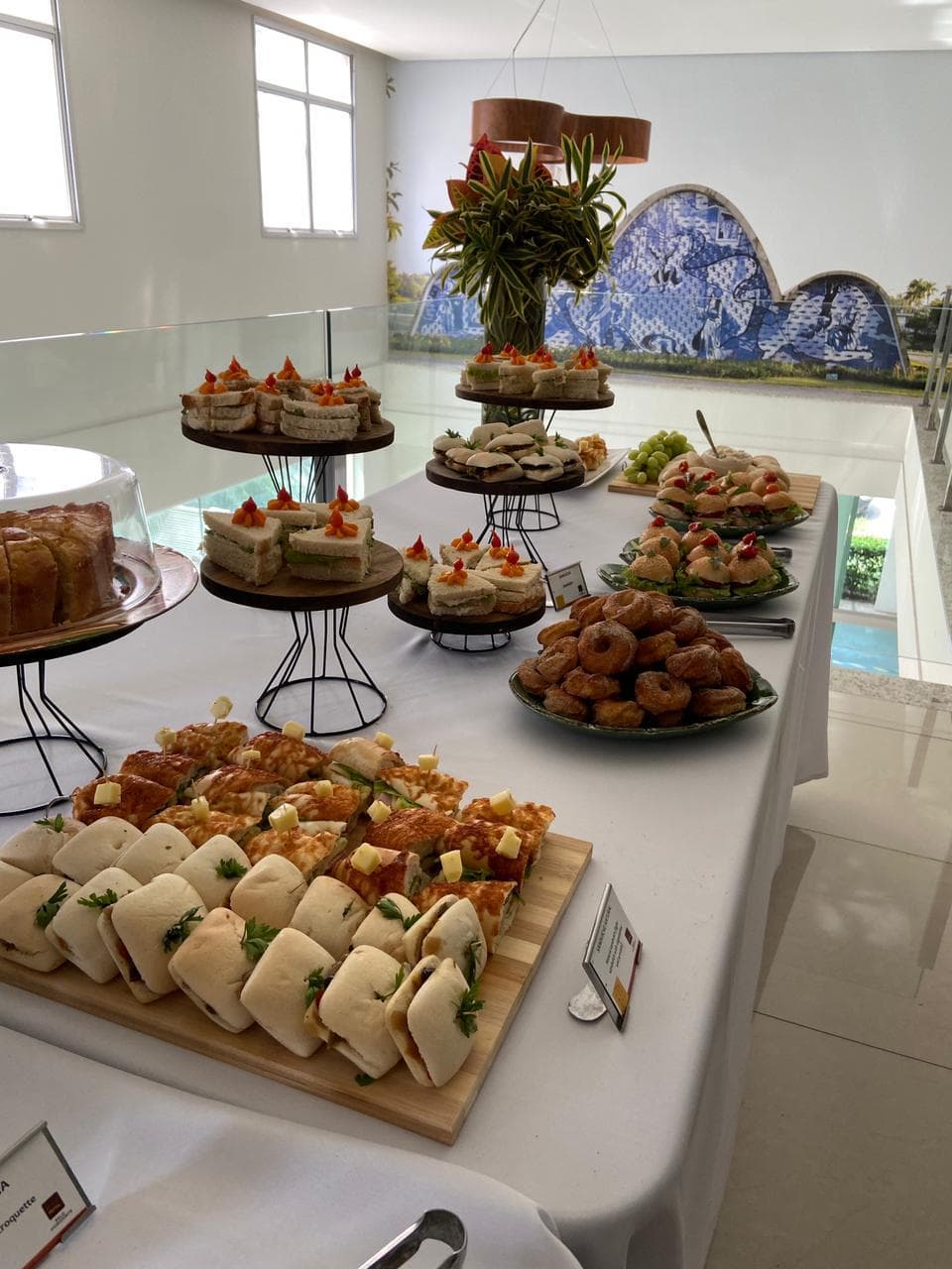 Mesa completa de coffee break em hotel