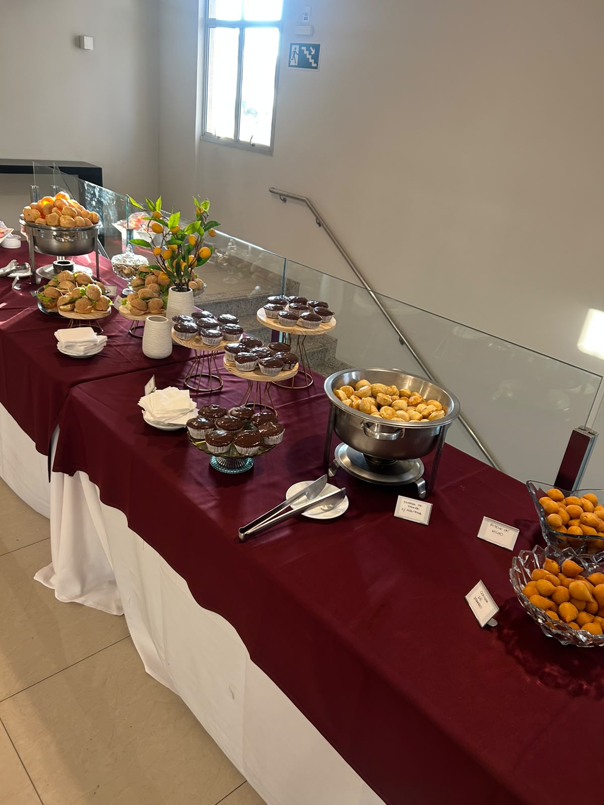 Mesa premium de coffee break completa